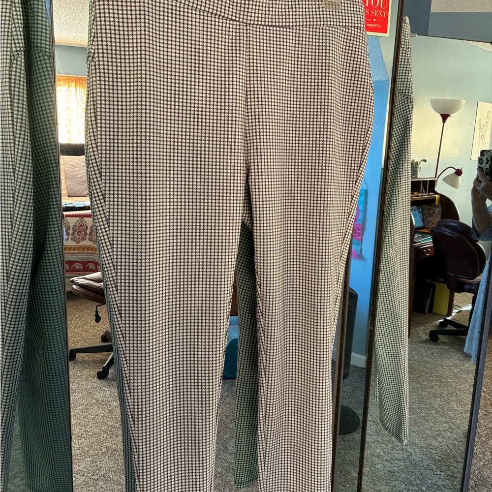 Stylish Black and White Checkered Leggings